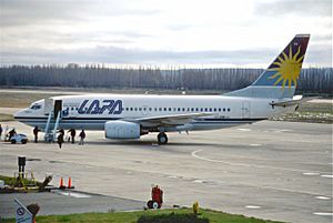 Archivo:107aa - LAPA Boeing 737-7Q8, LV-ZON@NQN,24.08.2000 - Flickr - Aero Icarus