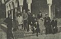 1919-01, España y América, Sevilla.—El profesor de paisajes de la Escuela de Bellas Artes D. Andrés Cánovas, con los alumnos que se preparan para las oposiciones (cropped)