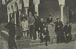 Archivo:1919-01, España y América, Sevilla.—El profesor de paisajes de la Escuela de Bellas Artes D. Andrés Cánovas, con los alumnos que se preparan para las oposiciones (cropped)