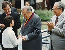 Archivo:1996. Diciembre, 6. RC acompañado de Asdrúbal Aguiar, José Guillermo Andueza y los niños de la Orquesta Sinfónica Infantil de Venezuela