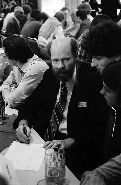32. Tagung 1982 Physiker; Beim Studentenabend Robert Wilson im Gespräch - W134Nr.119141 - Willy Pragher