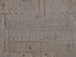 Archivo:45 Monasterio de Palazuelos inscripcion consagracion en tramo recto abside central ni