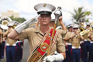 Archivo:A drum major of the III Marine Expeditionary Forces Band, US Marine Corp