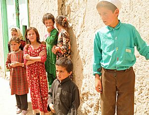 Archivo:Afghan children in Badakhshan Province-2012