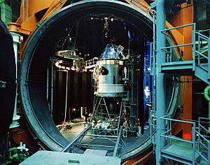 Archivo:Apollo Command Service Module in vacuum chamber