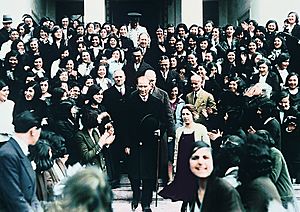 Archivo:Ataturk visits a school
