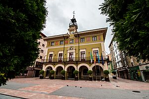 Archivo:Ayuntamiento de Sama de Langreo