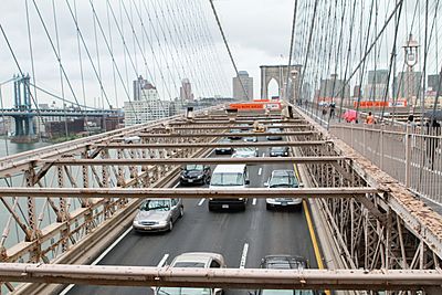 Archivo:Brooklyn Bridge - The Road