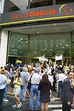 Archivo:Buenos Aires - Manifestación contra el Corralito - 20020206-22