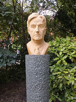 Archivo:Bust of Ralph Vaughan Williams in Chelsea Embankment Gardens (cropped)