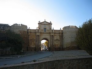 Archivo:Carmona - Puerta de Córdoba