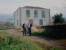 Archivo:Casa Amarilla, Manuel Mas y Ronald Ley, 1993 Fotografía Asociación Wolfgang Köhler