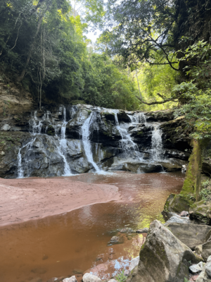 Archivo:Cascadas en el río Elvira en la Serranía de los Volcanes - Samaipata, Bolivia