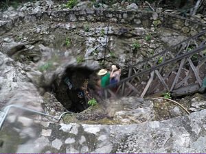 Archivo:Cenote Choo-Ha,entry