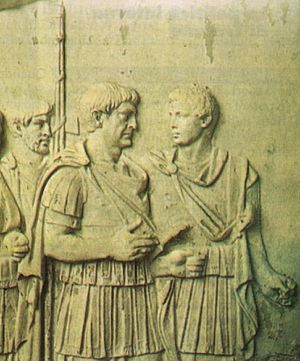 Archivo:Colonna traiana, traiano a colloquio con un generale (forse Lucio Licinio Sura)