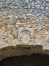 Archivo:Detalle escudo entrada castillo de Ucero