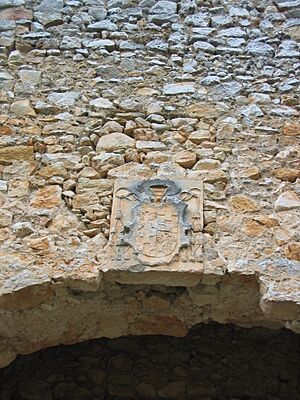 Archivo:Detalle escudo entrada castillo de Ucero