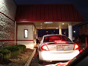 Archivo:Drive-thru-night