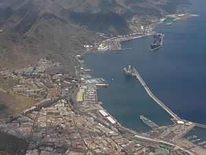 Archivo:El puerto y la ciudad de Santa Cruz de Tenerife, desde un avión de pasajeros, Canarias, España, Spain