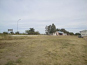 Archivo:Estacion Bernasconi - panoramio (3)