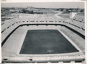 Archivo:Estadio Bernabeu. Madrid (12117582503)