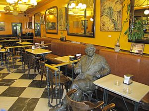 Archivo:Estatua Gonzalo Torrente Ballester Cafe Novelty Salamanca