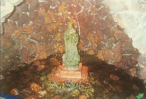 Archivo:Estatuilla de la Virgen María y fuente en el exterior de la Catedral de Matamoros