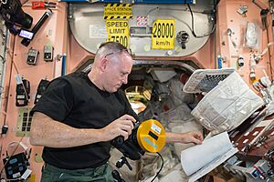 Archivo:Expedition 41 Wilmore reads about IMAX camera