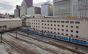 Archivo:Ferrocarril junto a E Monroe St, Chicago, Illinois, Estados Unidos, 2012-10-20, DD 01
