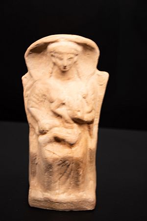 Archivo:Figura femenina amamantando a un niño. Museo de Murcia