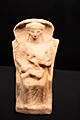 Figura femenina amamantando a un niño. Museo de Murcia