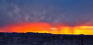 Archivo:Flaming Rain at Sunset