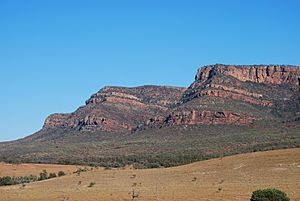 Archivo:Flinders Ranges - near Rawnsley's Bluff