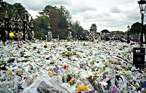 Archivo:Flowers for Princess Diana's Funeral