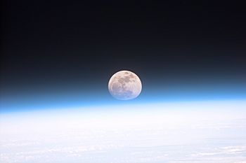 Archivo:Full moon partially obscured by atmosphere