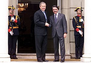 Archivo:George W.Bush and José María Aznar handshake 2001-06-12