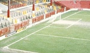 Archivo:Goal line at Old Trafford 1992