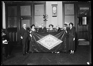 Archivo:Group holding Arkansas state flag LCCN2016887228