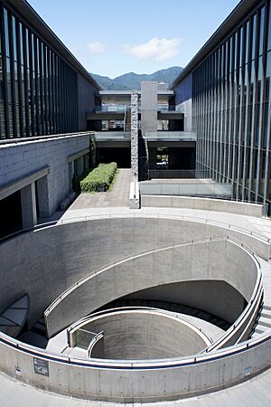 Archivo:Hyogo prefectural museum of art08s3200