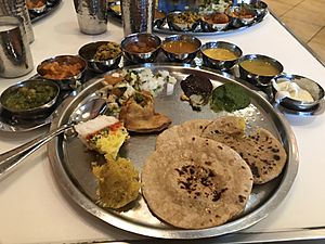 Archivo:Indian vegetarian thali,