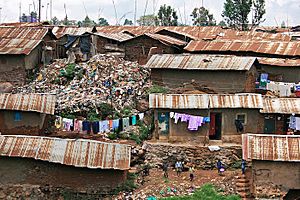 Archivo:Kibera Nairobi Kenya slums shanty town October 2008