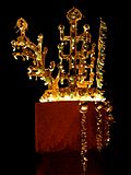 Archivo:Korea-Silla kingdom-Gold crown from Hwangnam Daechong-No.191-01D