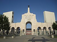 Archivo:L.A. Memorial Coliseum Entrance