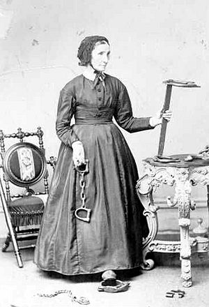 Archivo:Laura Haviland holding slave irons ca. 1864