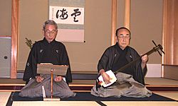 Archivo:Man playing shamisen