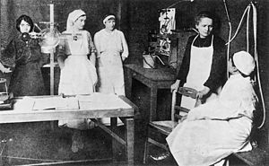 Archivo:Marie Curie with nurses and physician