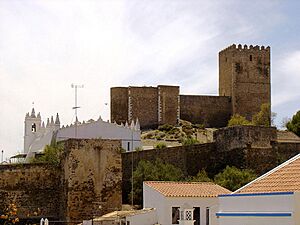 Archivo:MertolaCastle-Church-CCBY