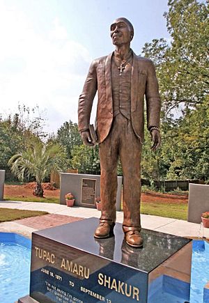 Archivo:Monument of Tupac shakur
