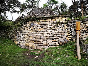 Archivo:Muro d'una casa de Kuelap amb la decoració típica en forma romboidal de la cultura Chachapoyas