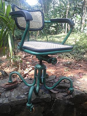 Archivo:Old revolving office chair (2)